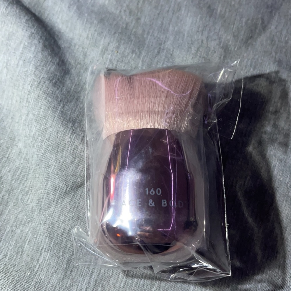 Fenty Face & Body Kabuki Brush 160 - Picture 4 of 5